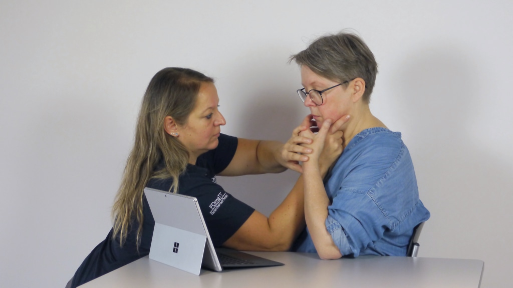 Barbara Augustin leitet zur Eigenunterstützung einer günstigen Kopfhaltung an