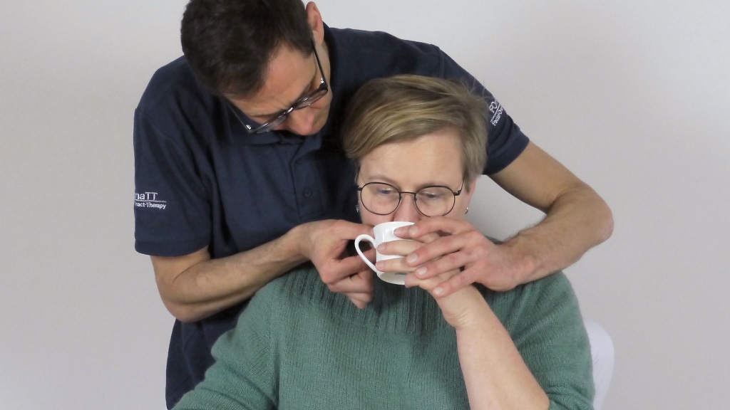 Malte Jädicke zeigt, wie man die Lippenfunktion beim Trinken unterstützen kann