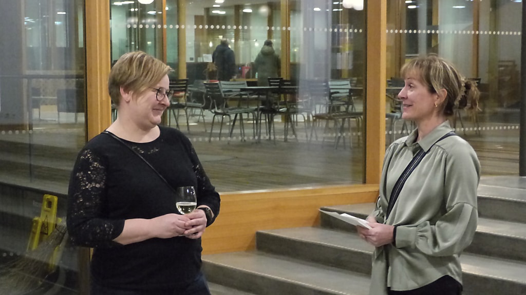 Daniela Jakobsen (r.) gratuliert Katje Bjerrum zum Abschluss der Ausbildung zur Instruktorin