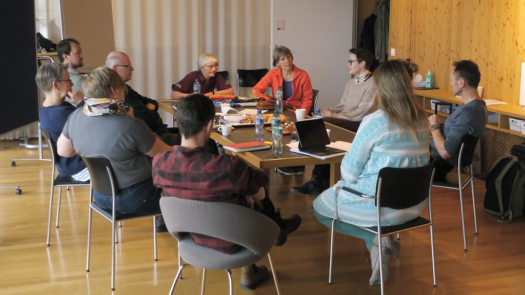 Abschlussbesprechung der Instruktor*innen zusammen mit dem Videografen