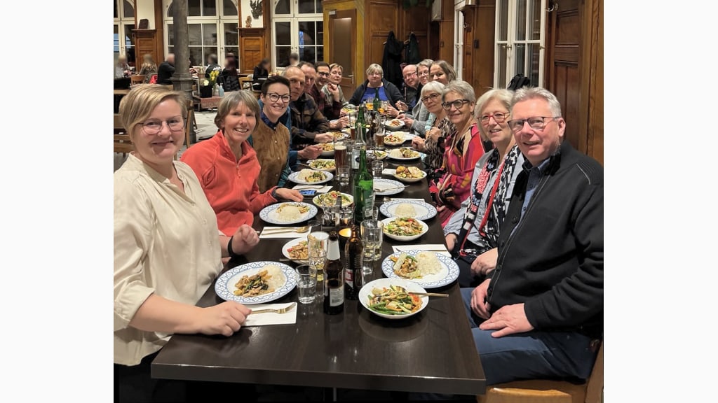 Die Instruktor*innen mit Begeleitung in geselliger Runde